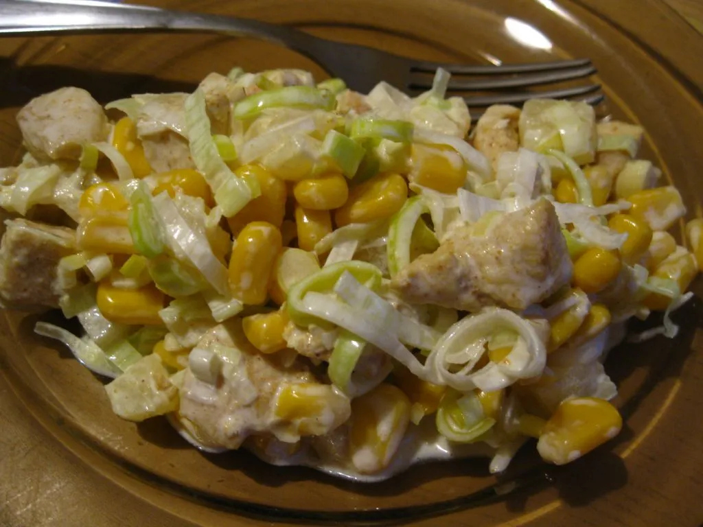 Sałatka z porem i kurczakiem curry