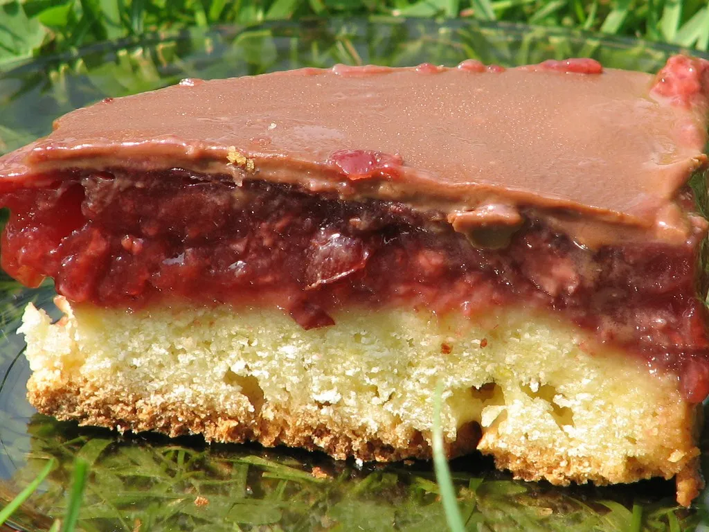 Ciasto z masą truskawkową i suszonymi żurawinami
