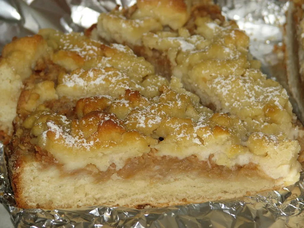 Drożdżowe ciasto z jabłkami i rabarbarem