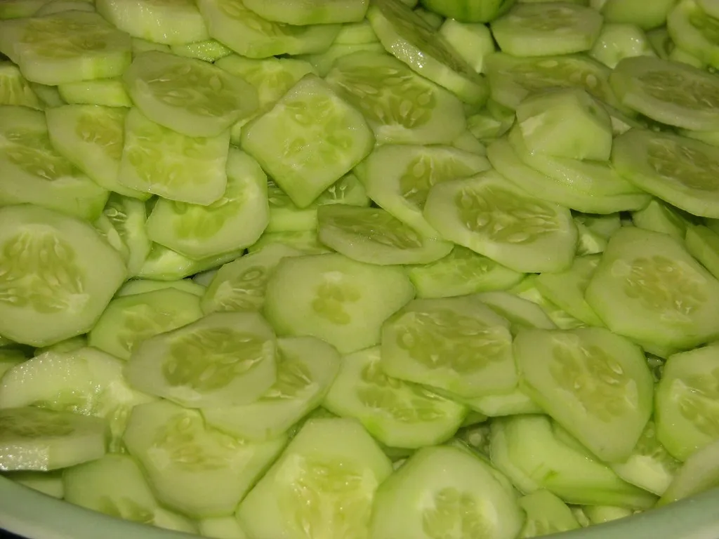 Sałatka z ogórków na kolorowo