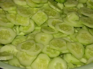 Sałatka z ogórków na kolorowo - 5
