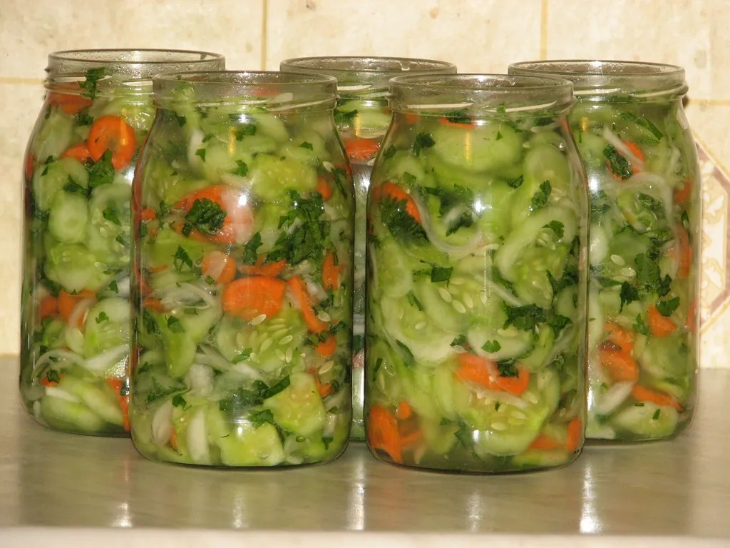 Sałatka z ogórków na kolorowo