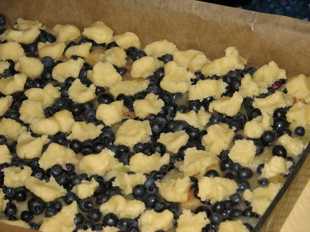 Drożdżowe ciasto z owocami i kruszonką