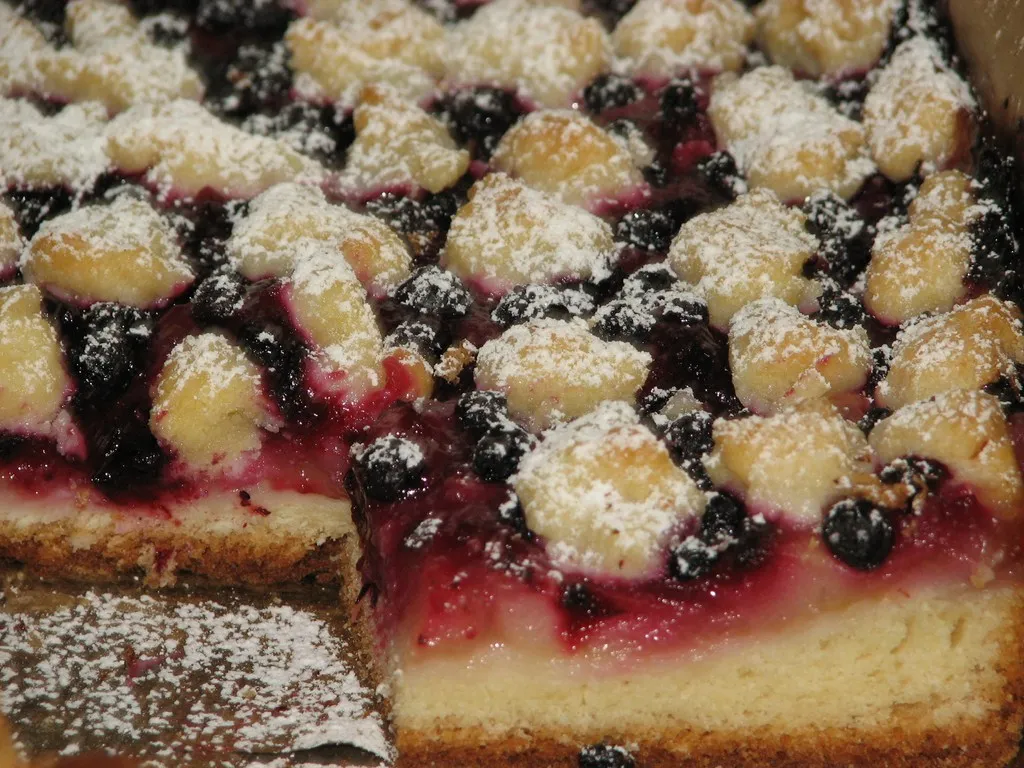Drożdżowe ciasto z owocami i kruszonką
