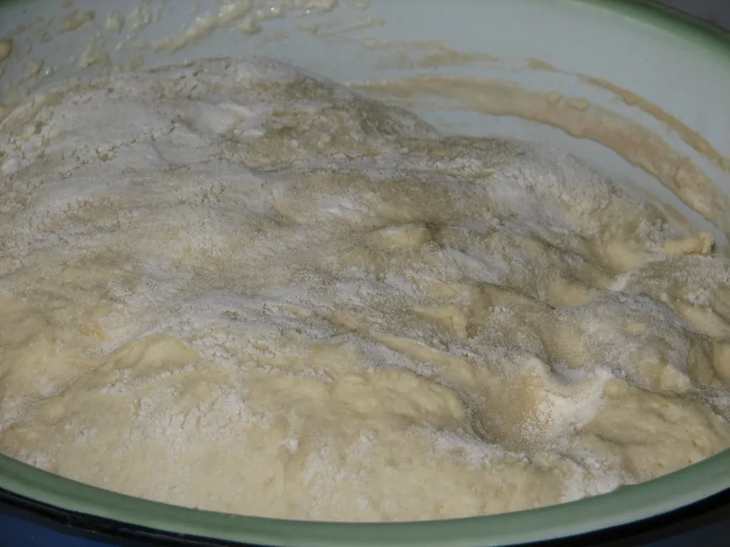 Drożdżowe ciasto z owocami i kruszonką