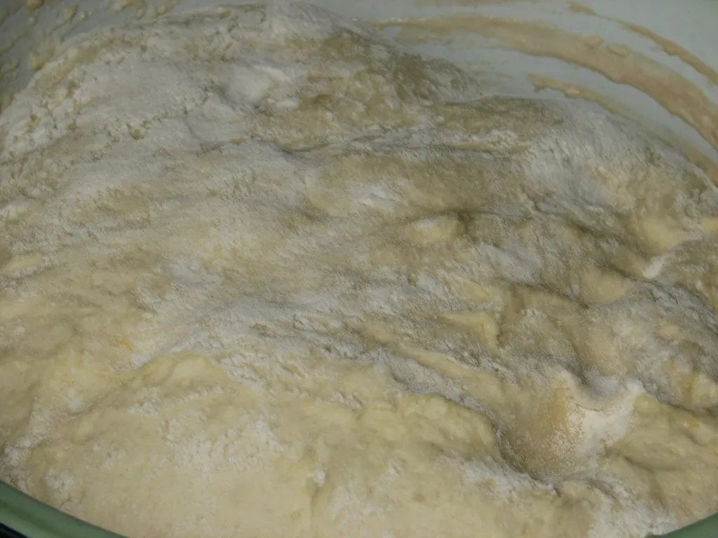 Drożdżowe ciasto z owocami i kruszonką