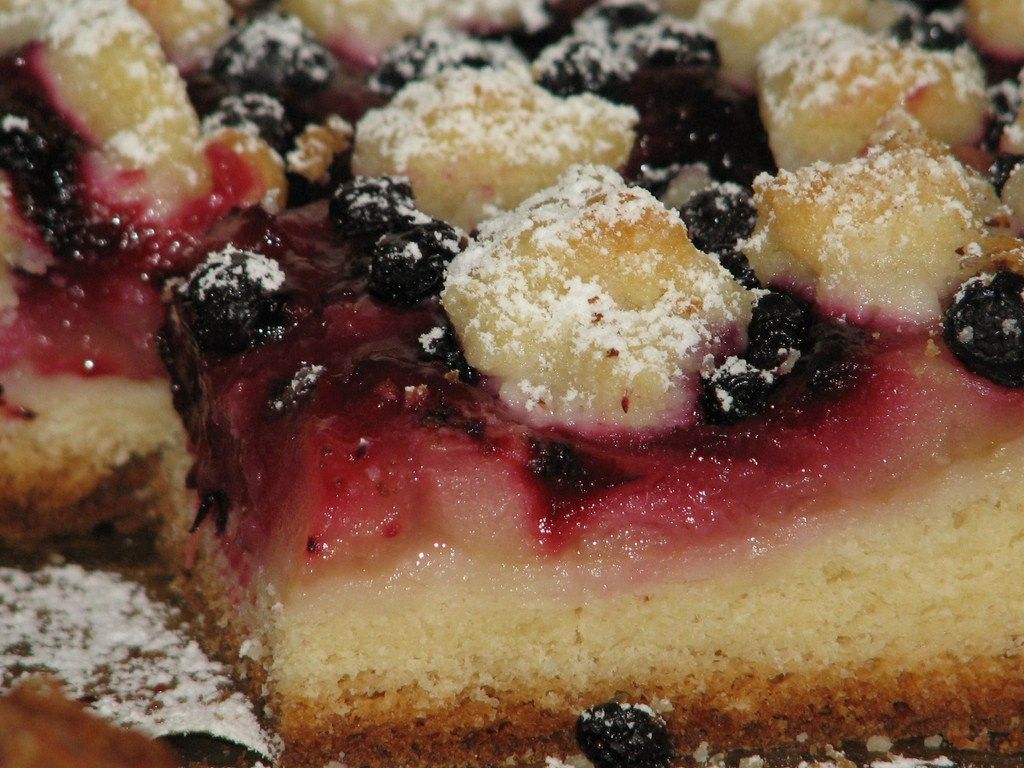 Drożdżowe ciasto z owocami i kruszonką