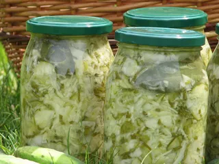 Sałatka z młodej kapusty, ogórków i cebuli - 13