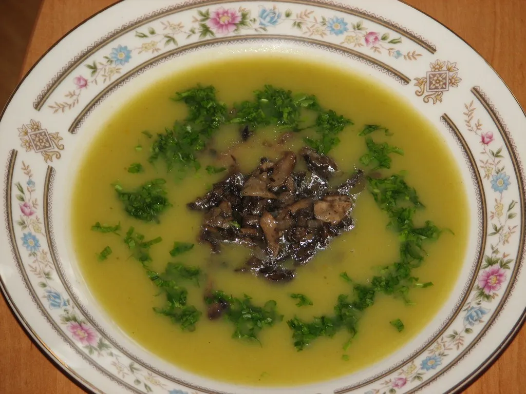 Zupa krem kalafiorowo-ziemniaczana z pieczarkami