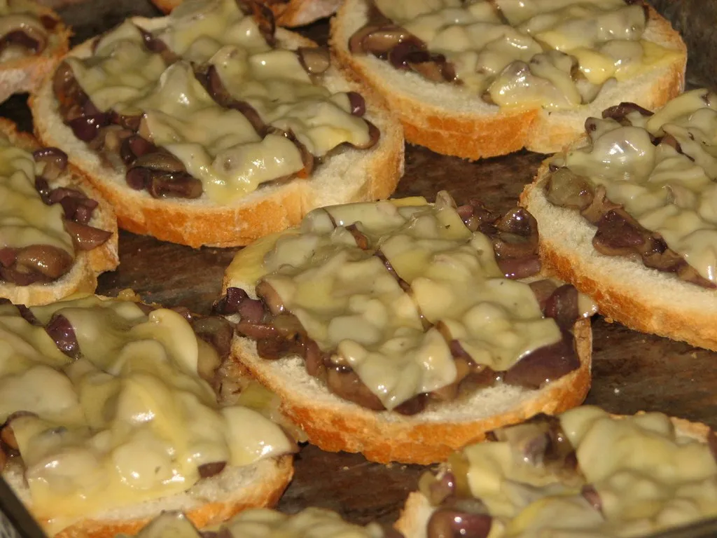 Domowe zapiekanki z leśnymi grzybami