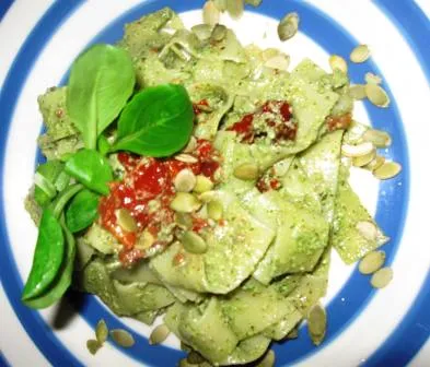 Makaron z pesto z roszponki i z suszonymi pomidorami