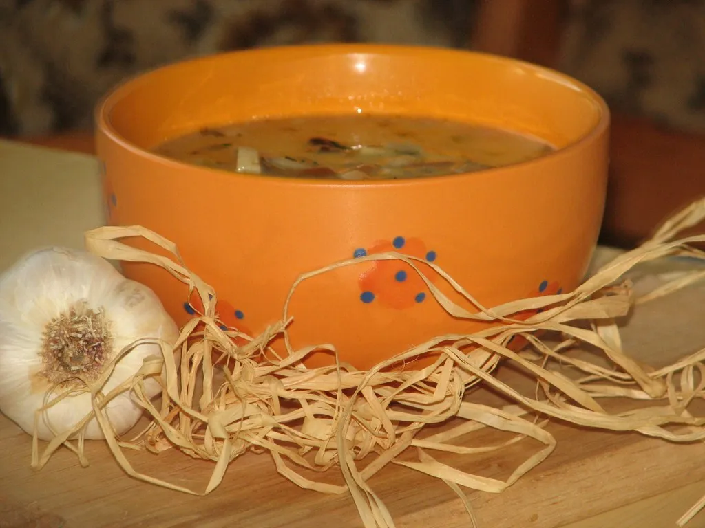 Delikatna zupa ziemniaczana z grzybami