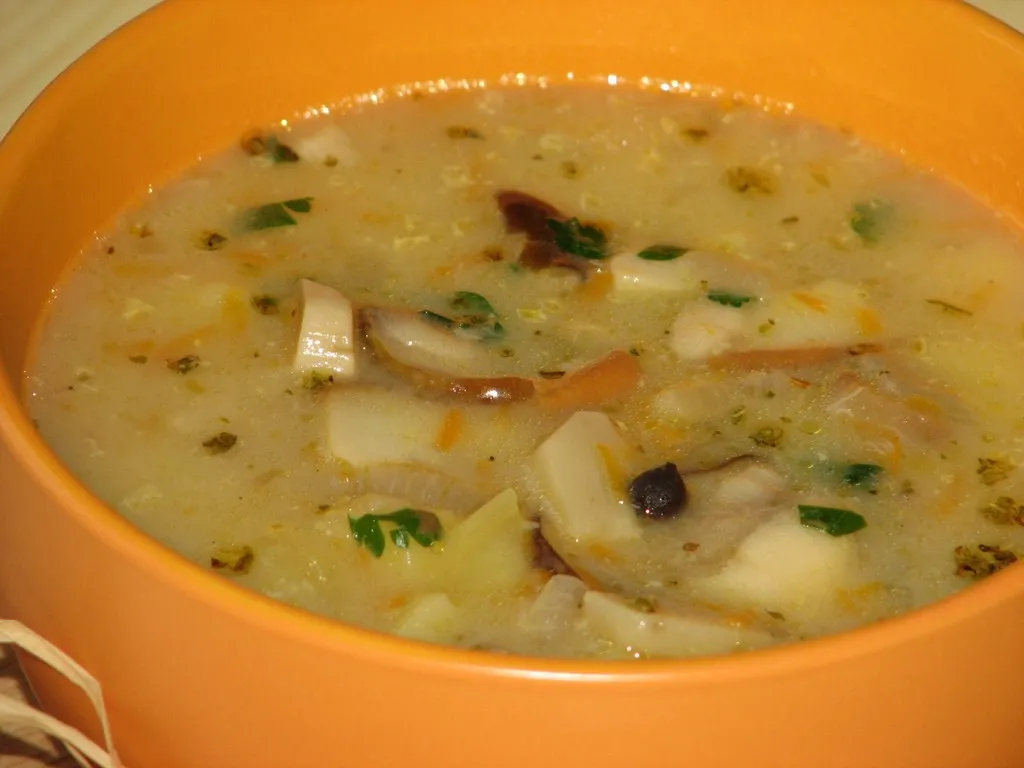 Delikatna zupa ziemniaczana z grzybami