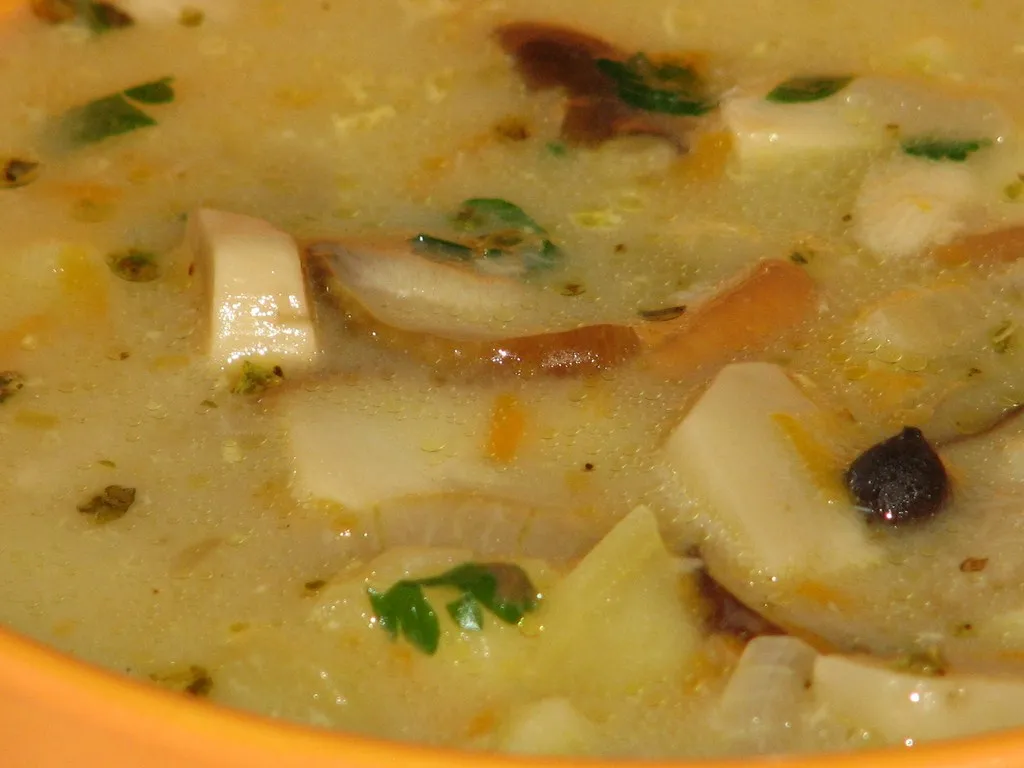 Delikatna zupa ziemniaczana z grzybami