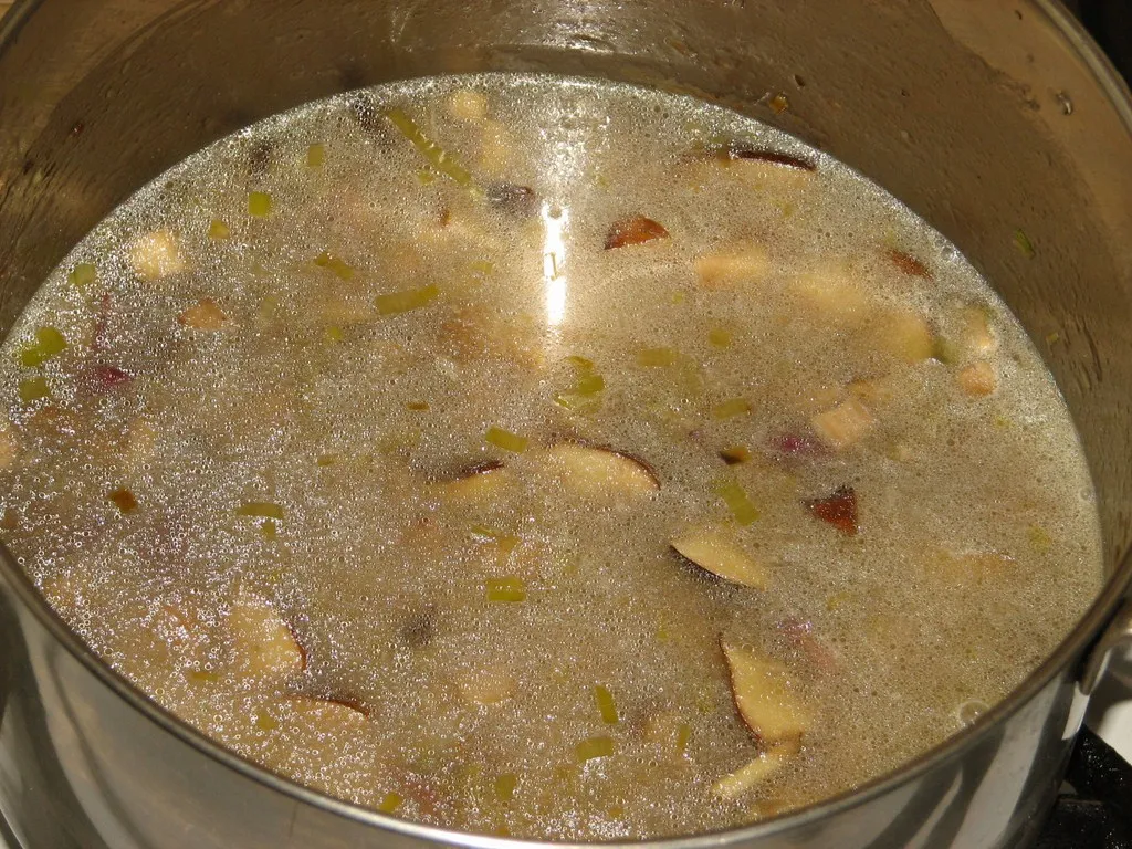 Delikatna zupa ziemniaczana z grzybami