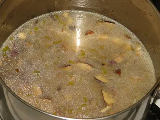 Delikatna zupa ziemniaczana z grzybami - 7
