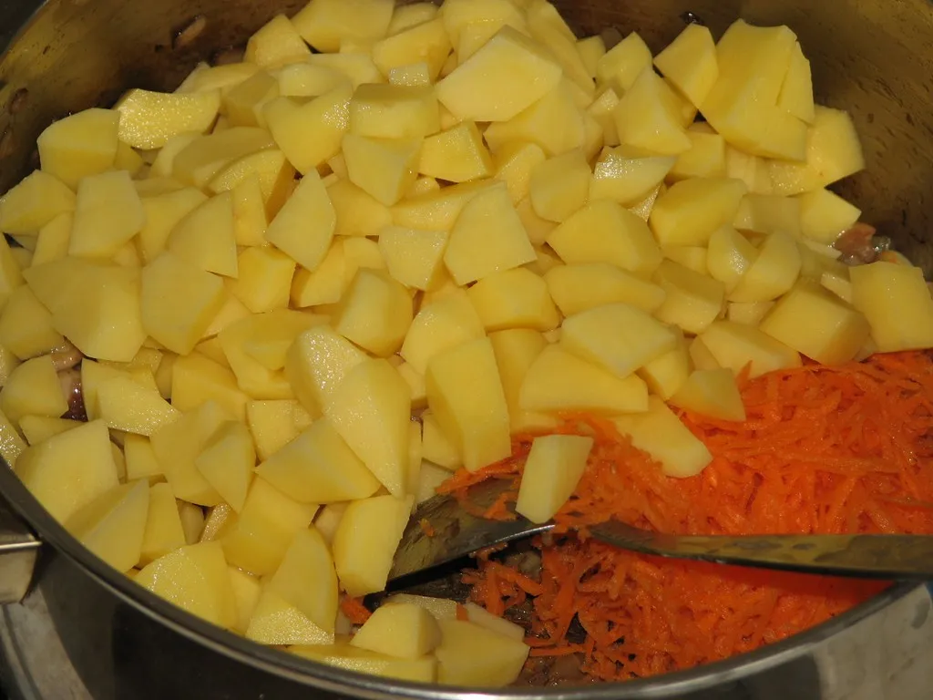 Delikatna zupa ziemniaczana z grzybami