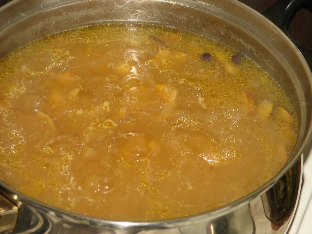 Delikatna zupa ziemniaczana z grzybami