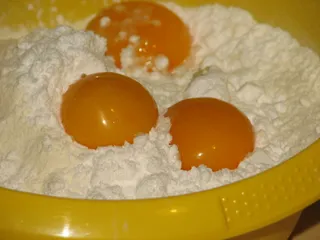 Kruche ciasto z budyniem i żelkami - 4