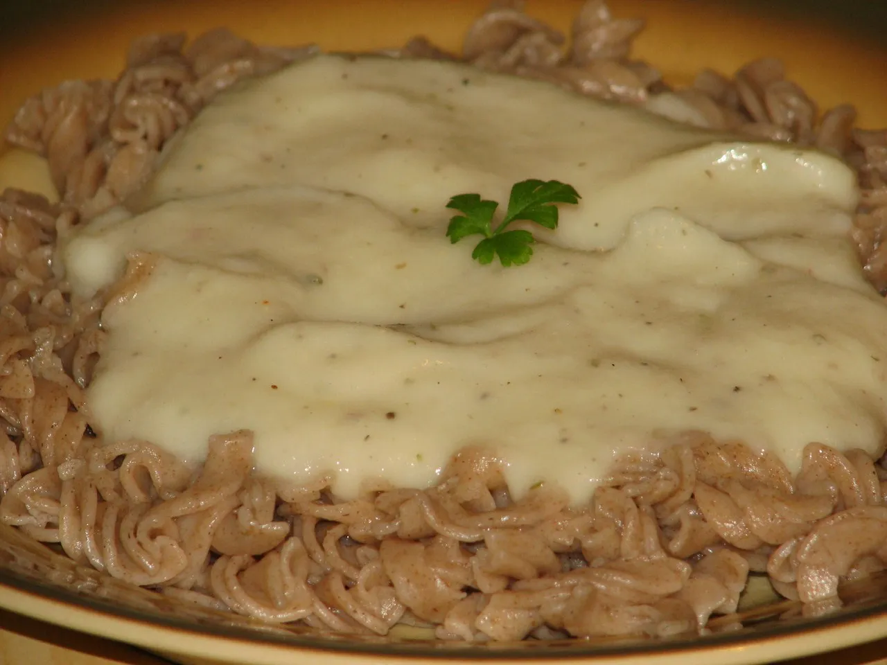 Razowy makaron w kalafiorowym sosie