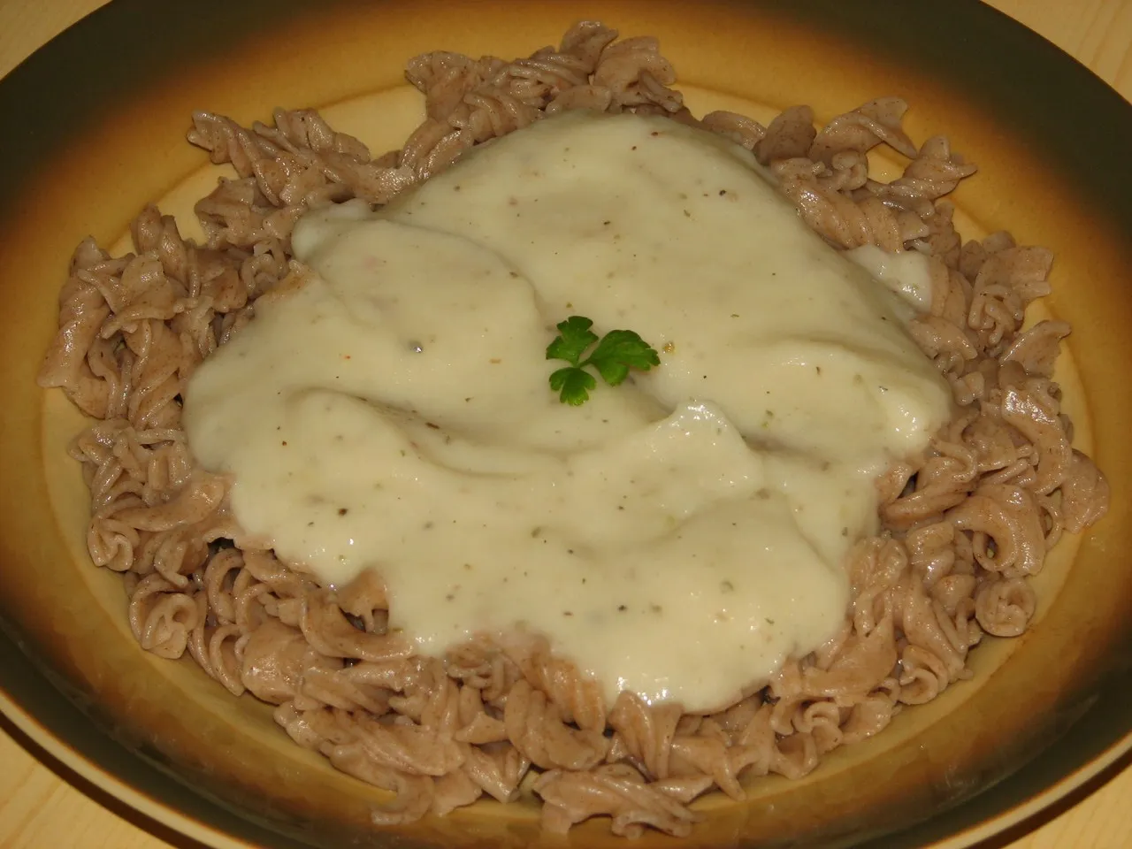 Razowy makaron w kalafiorowym sosie