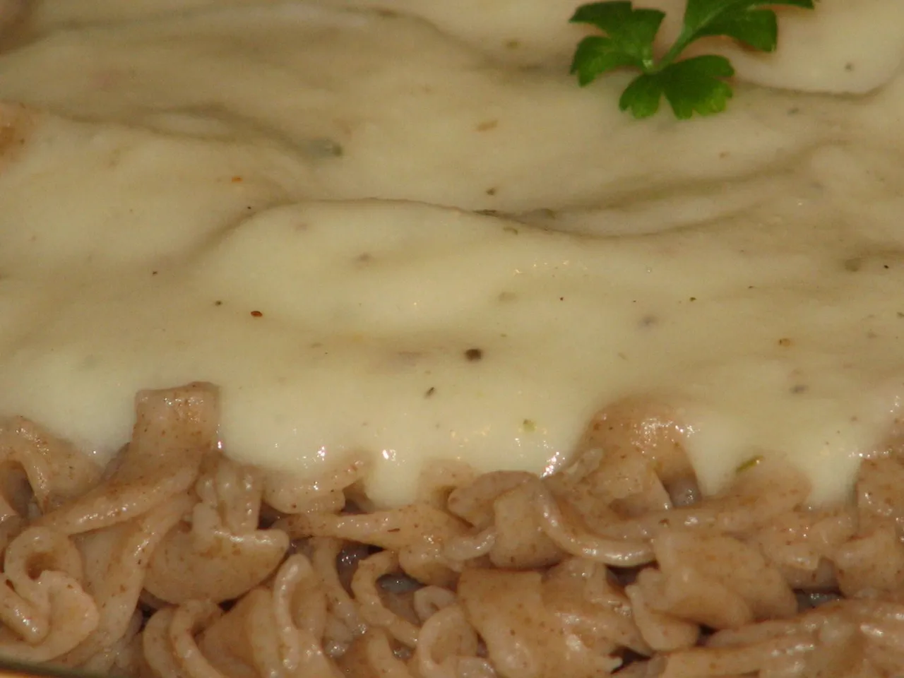 Razowy makaron w kalafiorowym sosie