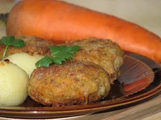 Kotlety z mielonego mięsa i marchewki