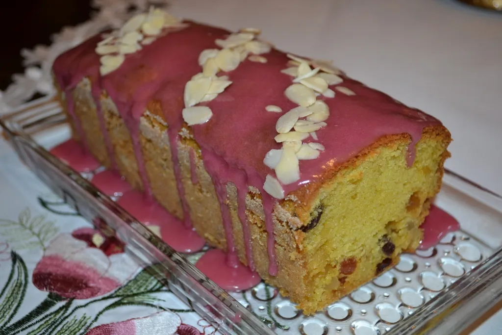 Keks delikatnie rumowy z wiśniową polewą