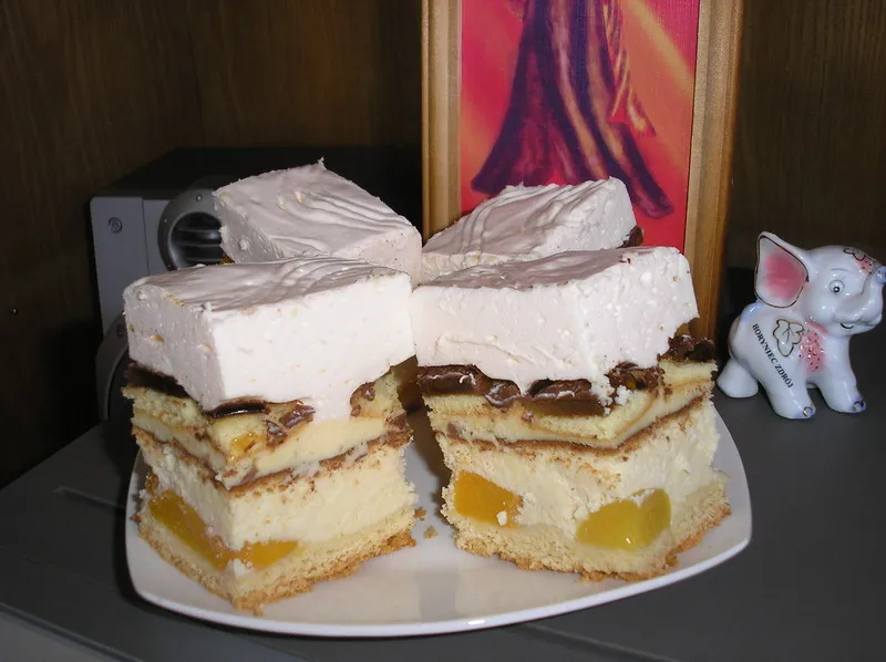 Sernik brzoskwiniowy