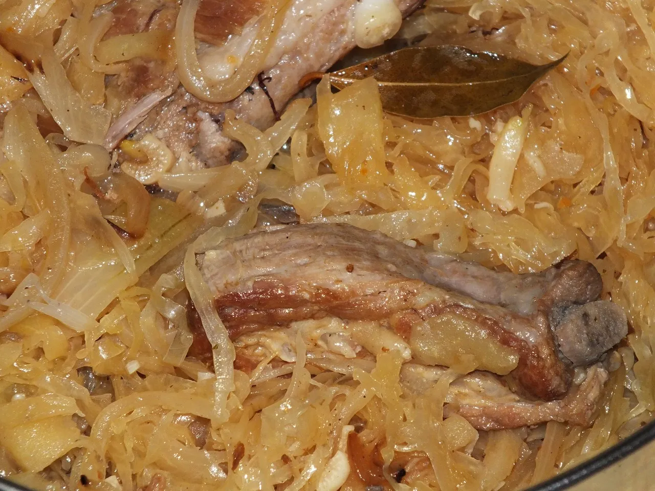 Żeberka w kiszonej kapuście