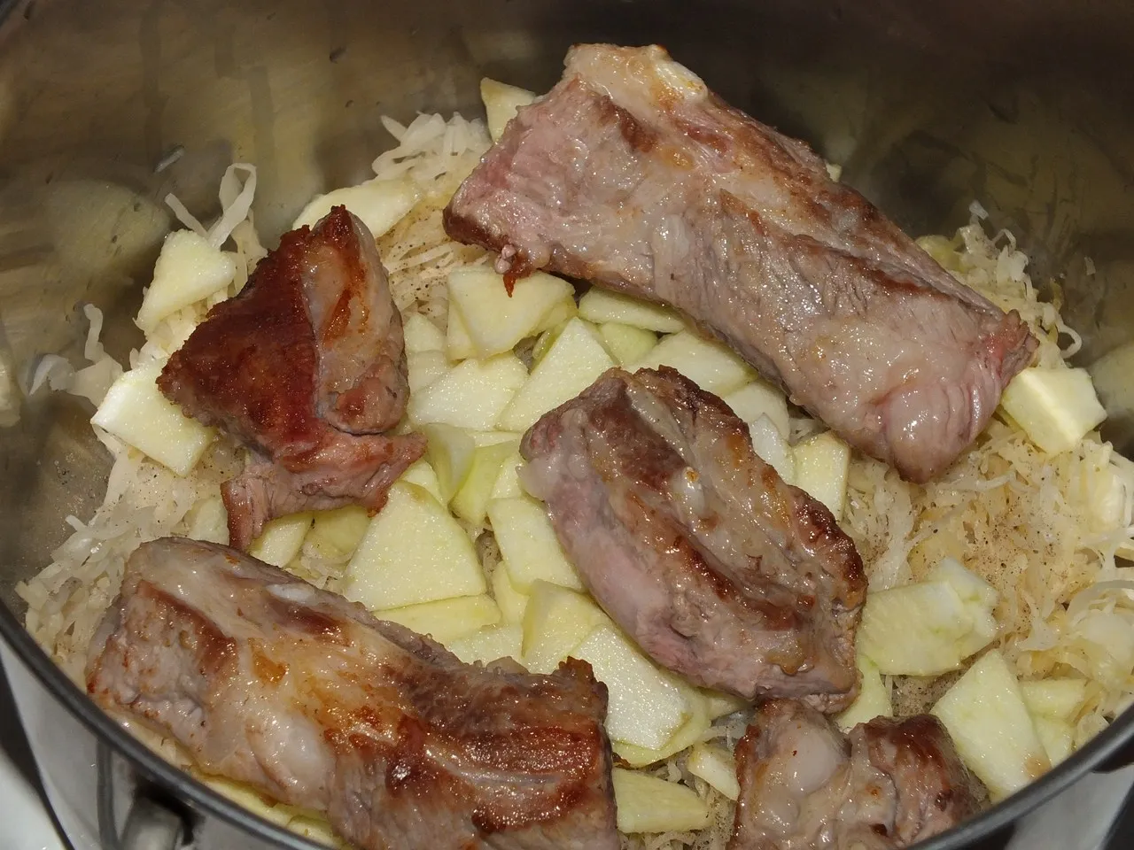 Żeberka w kiszonej kapuście