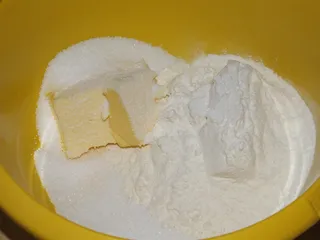 Szybkie ciasto z mrożonymi truskawkami - 4
