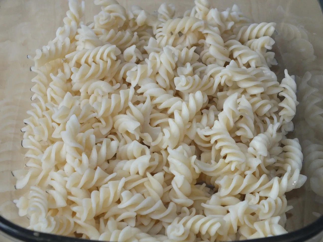 Pyszna zapiekanka makaronowo-pomidorowa