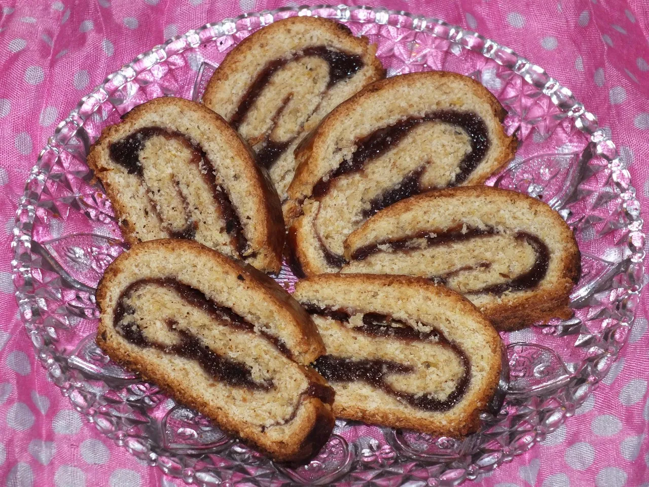 Orkiszowa rolada z różaną marmoladą