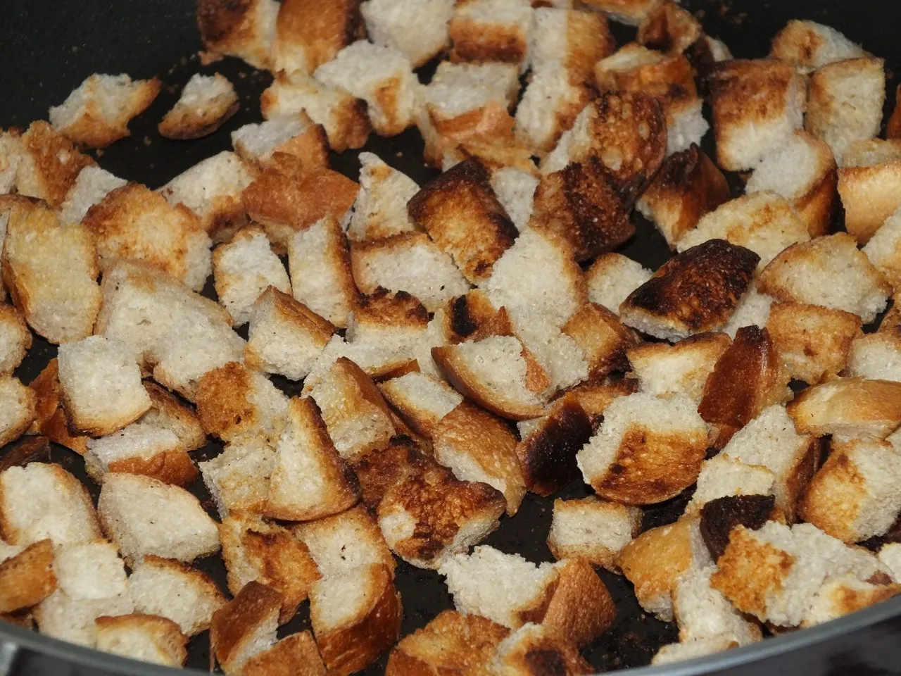 Zupa ogórkowa krem z grzankami