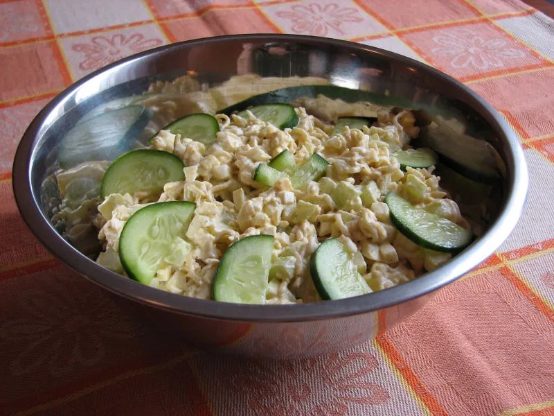 Sałatka makaronowo-ogórkowa