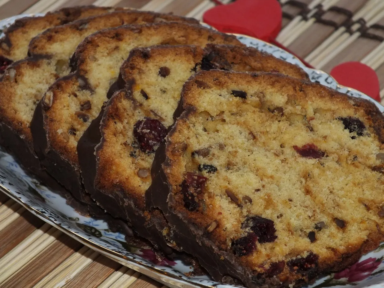 Babka z żurawiną i słonecznikiem w polewie czekoladowej