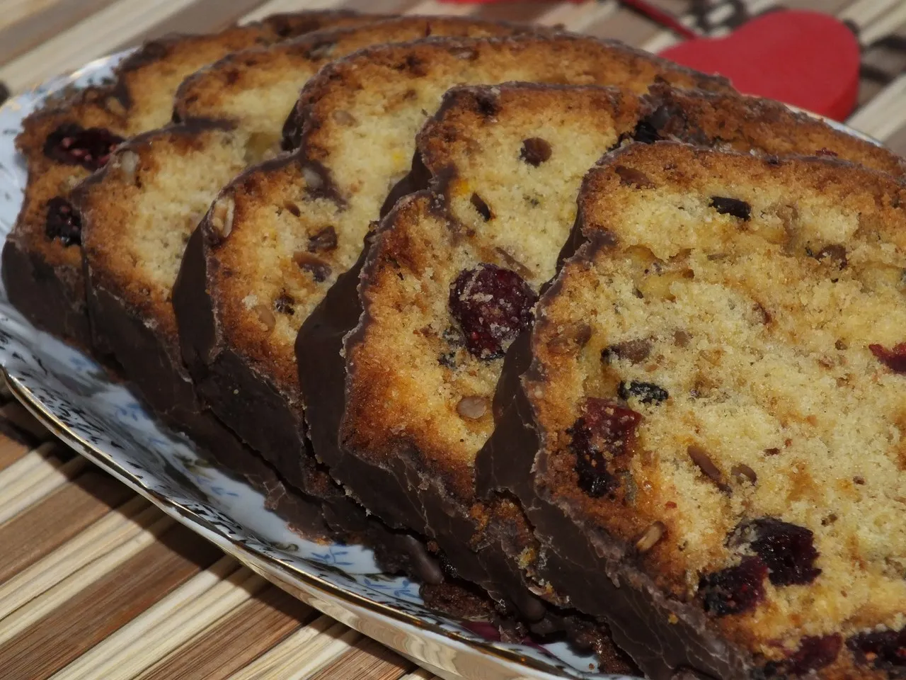 Babka z żurawiną i słonecznikiem w polewie czekoladowej