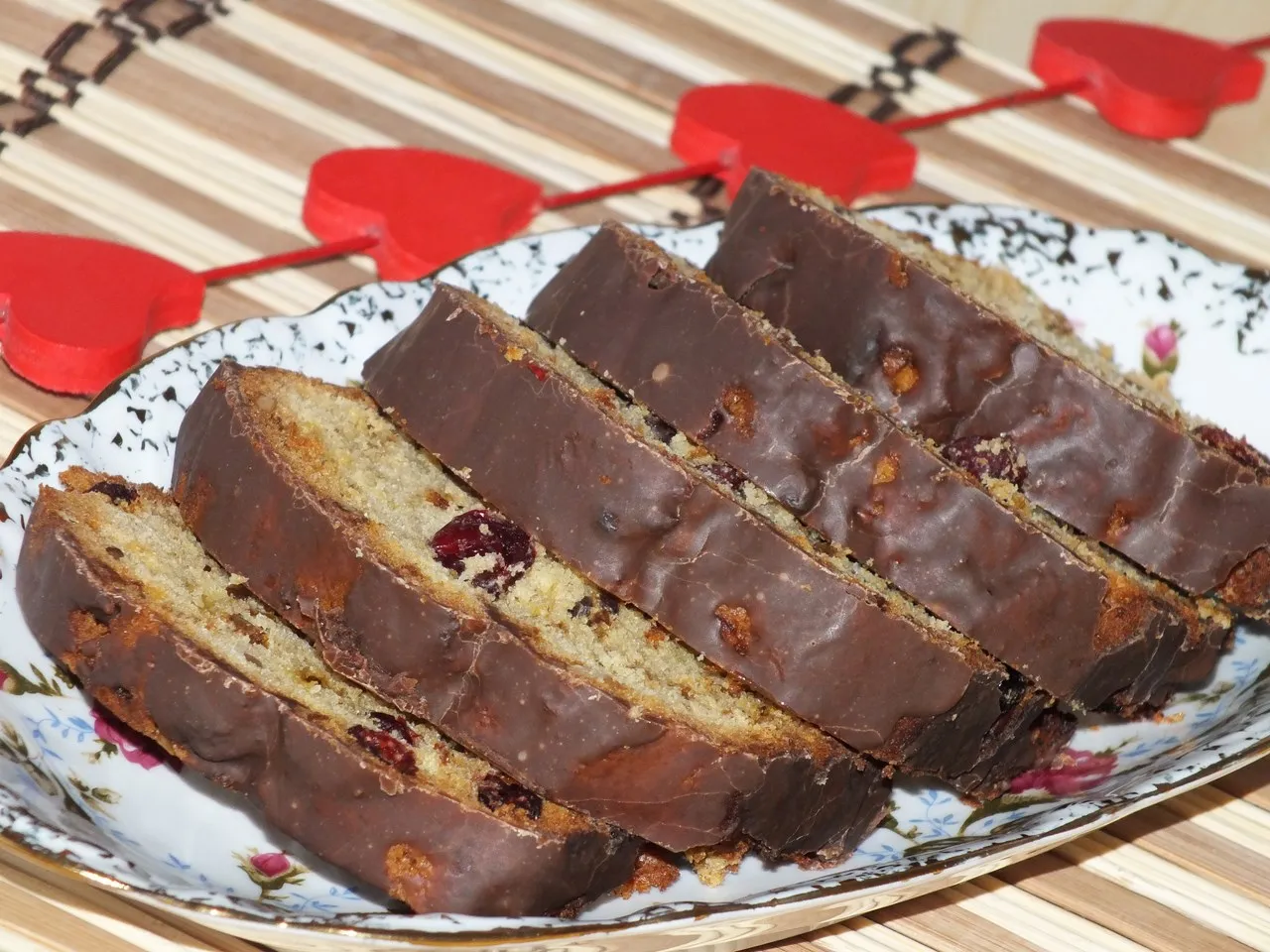 Babka z żurawiną i słonecznikiem w polewie czekoladowej