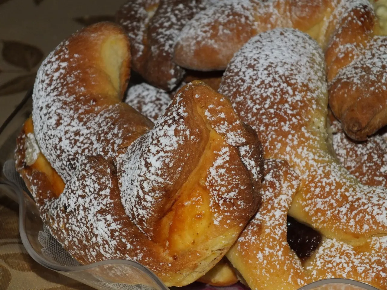 Drożdżowe rogaliki z marmoladą i serem