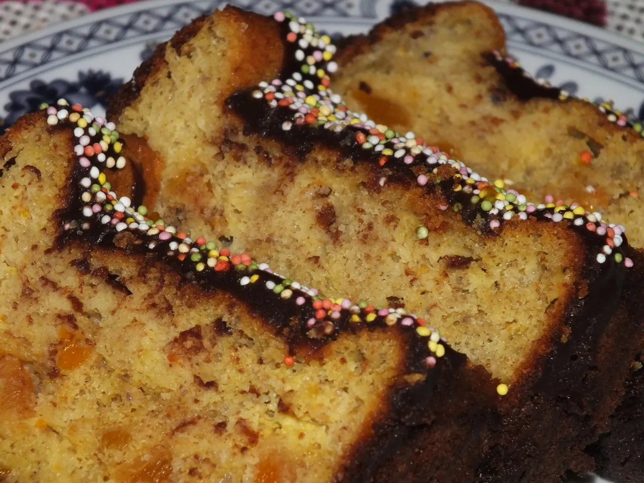 Orkiszowa babka z suszonymi morelami