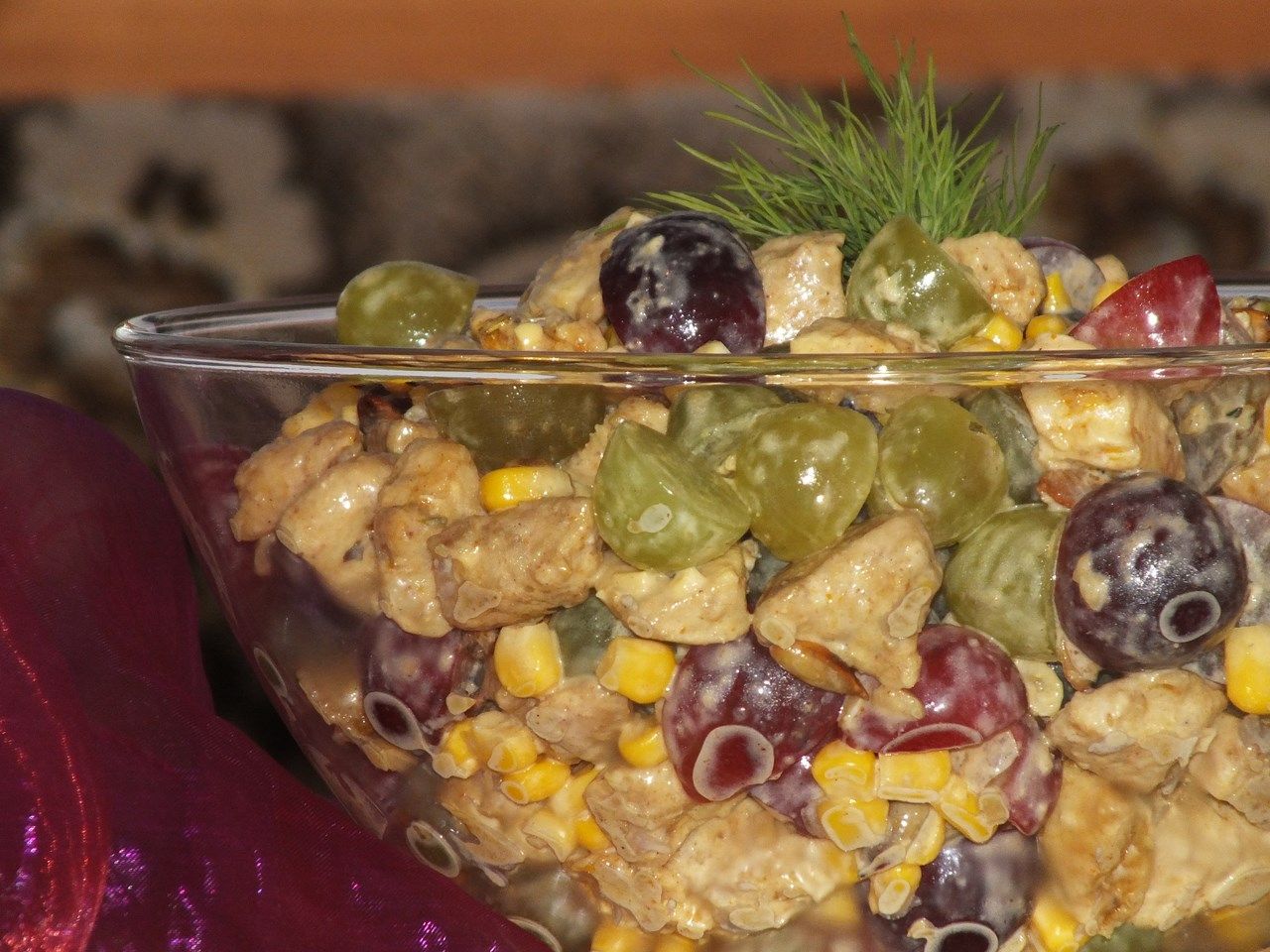 Sałatka z piersi kurczaka i winogron