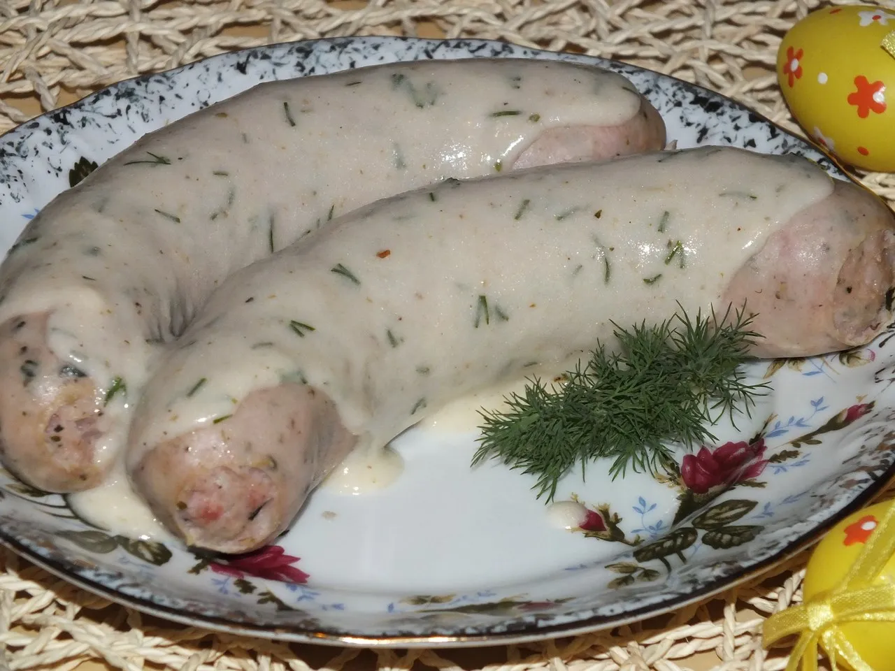 Biała kiełbasa w sosie chrzanowo-śmietanowym