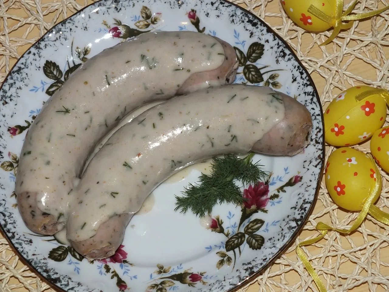 Biała kiełbasa w sosie chrzanowo-śmietanowym