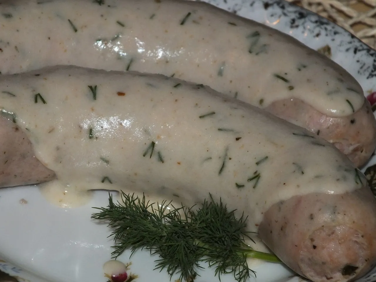 Biała kiełbasa w sosie chrzanowo-śmietanowym