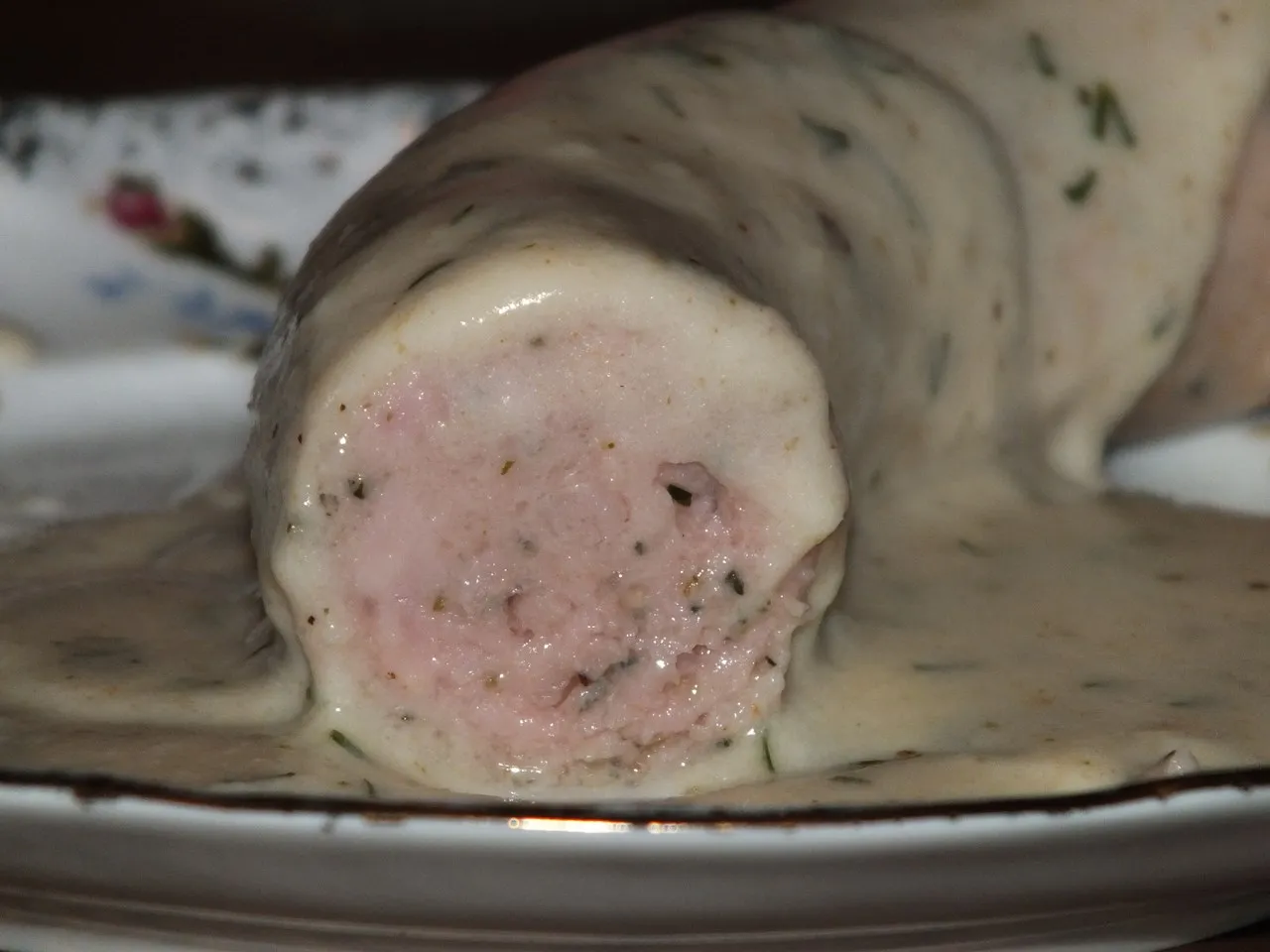 Biała kiełbasa w sosie chrzanowo-śmietanowym