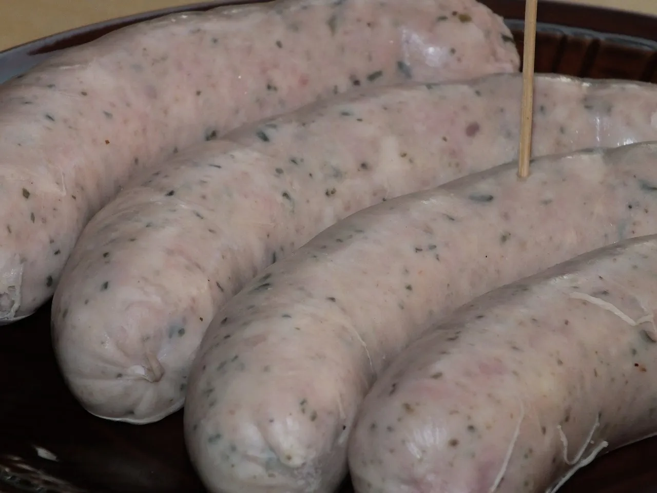 Biała kiełbasa w sosie chrzanowo-śmietanowym
