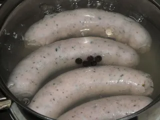 Biała kiełbasa w sosie chrzanowo-śmietanowym - 7