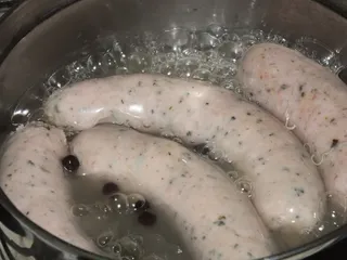 Biała kiełbasa w sosie chrzanowo-śmietanowym - 8