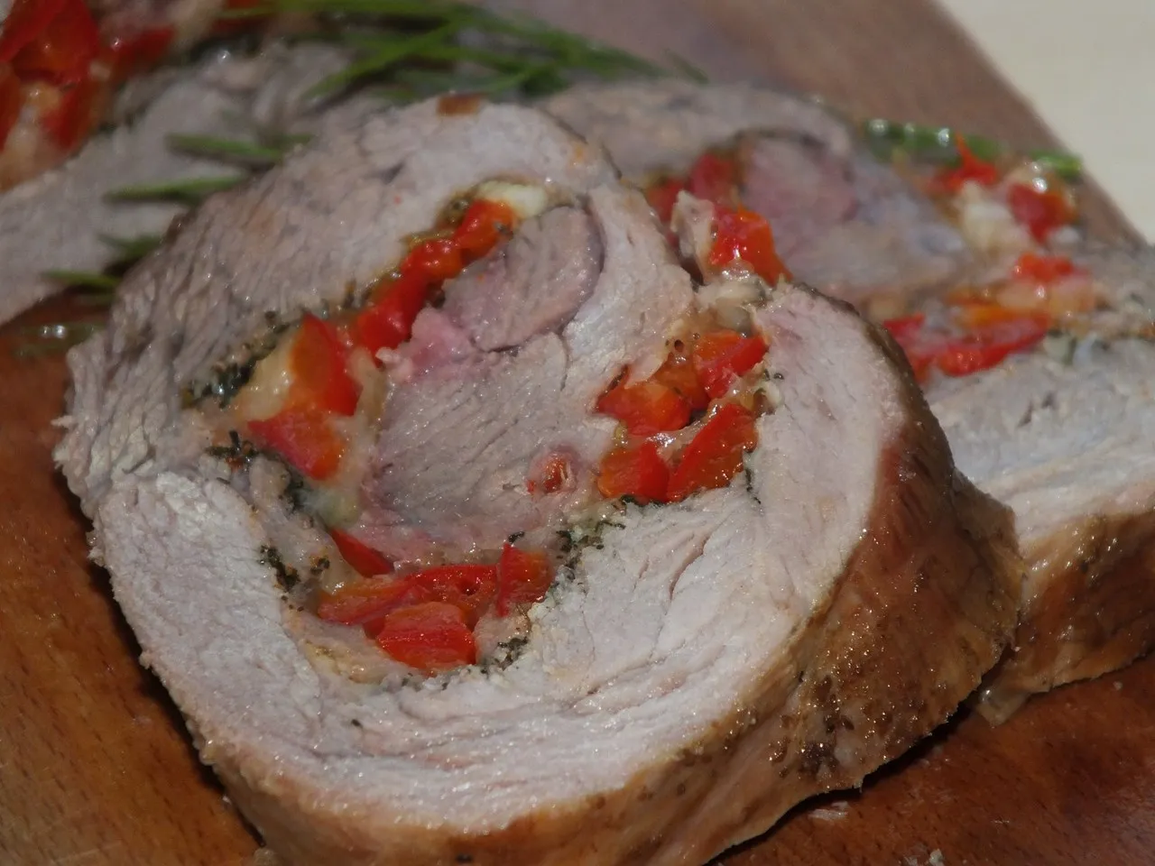 Rolada z indyka z mozzarellą i czerwoną papryką